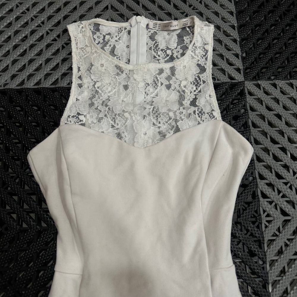 Zara Trafaluc White Lace Peplum Sleeveless Top XS Floral Illusion Neckline - Picture 2 of 6